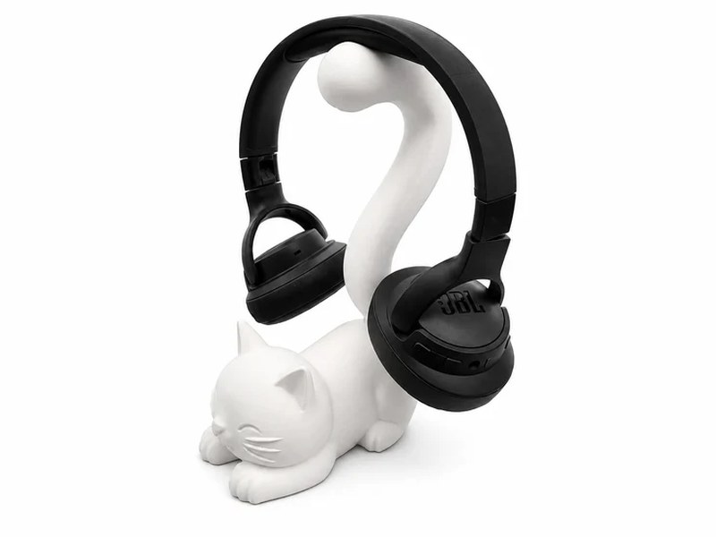 White cat shaped 3D printed headphone holder with a pair of headphones resting on its raised tail